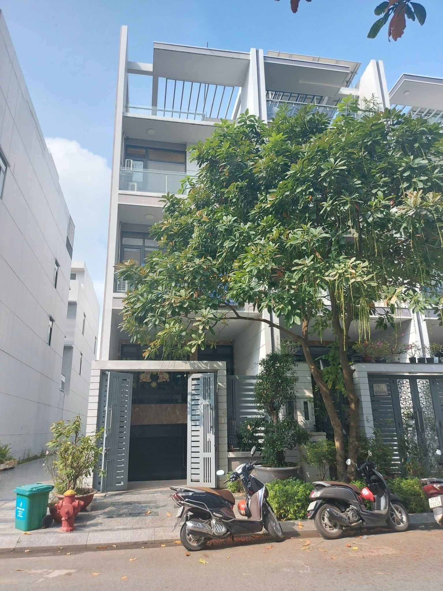 Nhà phố 5m tại Vạn Phúc 1