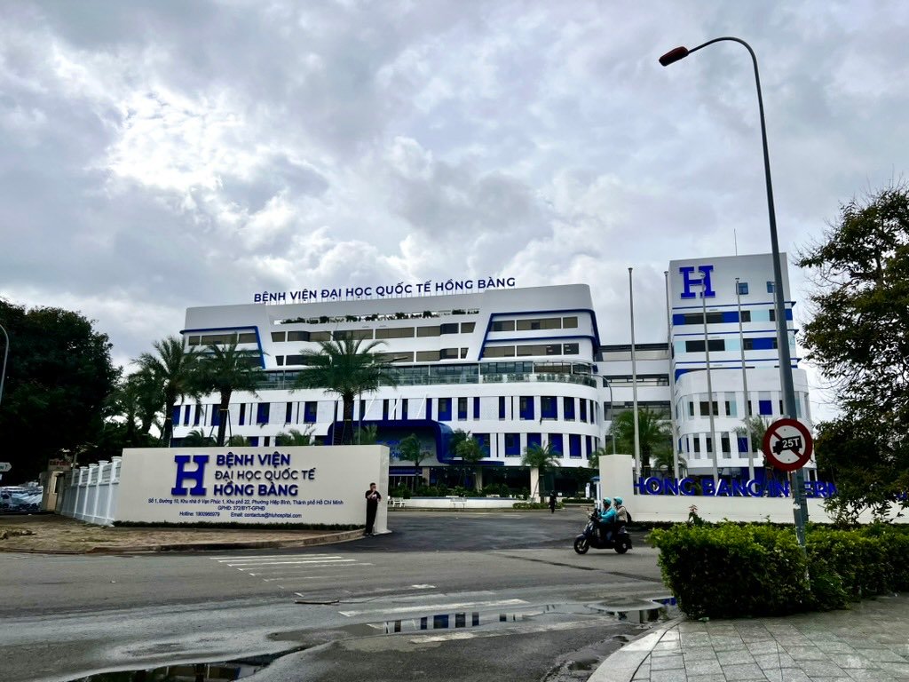 Bệnh viện Đại học Quốc tế Hồng Bàng nhìn từ đường số 10, Khu đô thị Vạn Phúc City